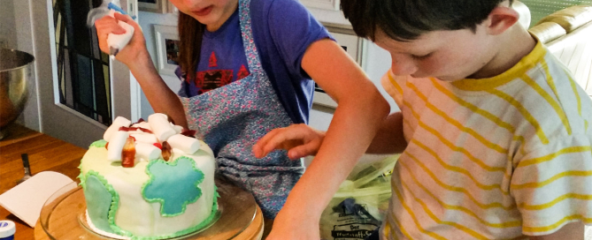 Fondant, Gummibärchen, Smarties und co. machen sich echt lecker auf einer Kindertorte!