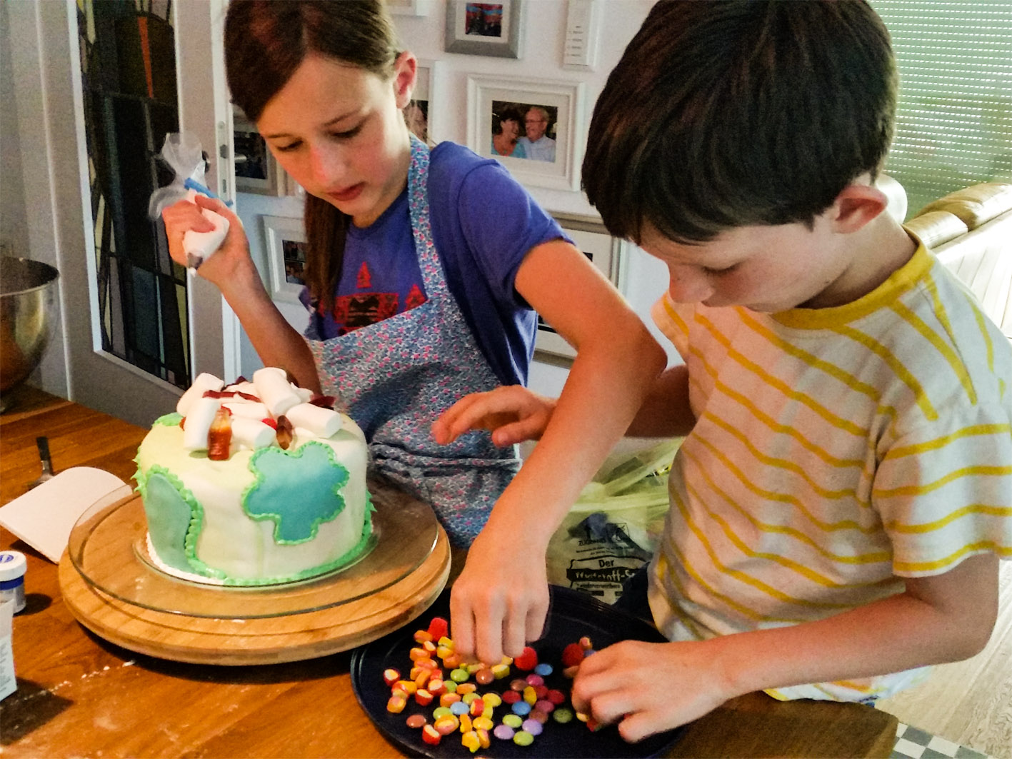 Fondant, Gummibärchen, Smarties und co. machen sich echt lecker auf einer Kindertorte!