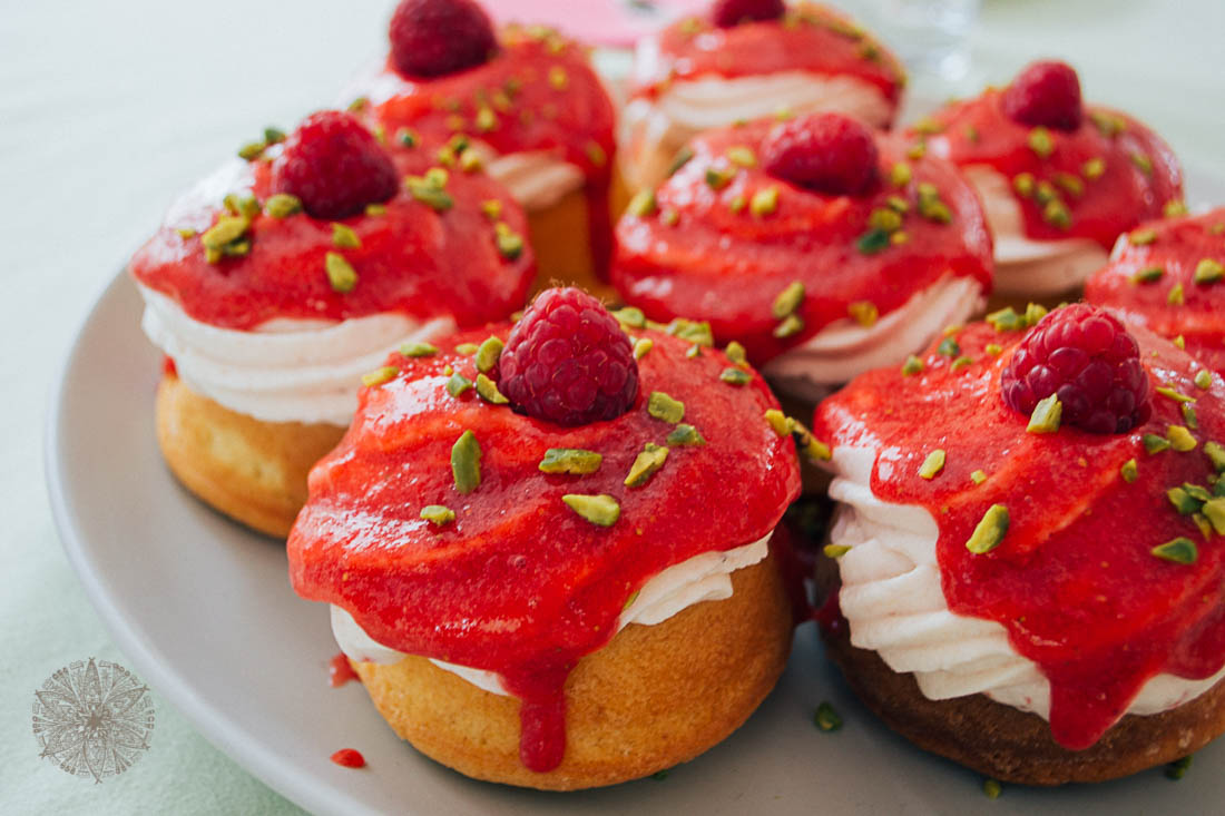 Cupcakes mit Erdbeeren und Kokos