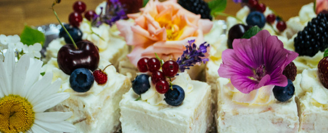 FrauBpunkt Petits Fours Törtchen Hochzeit Lavendel Rose-35