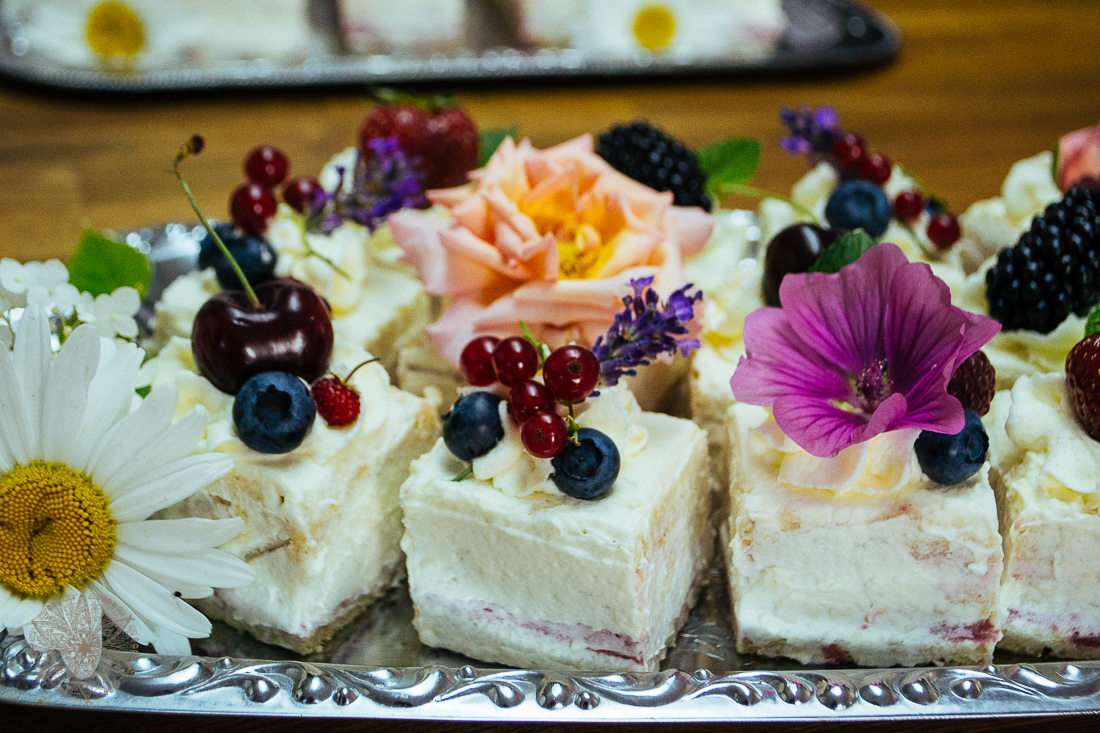 FrauBpunkt Petits Fours Törtchen Hochzeit Lavendel Rose-35