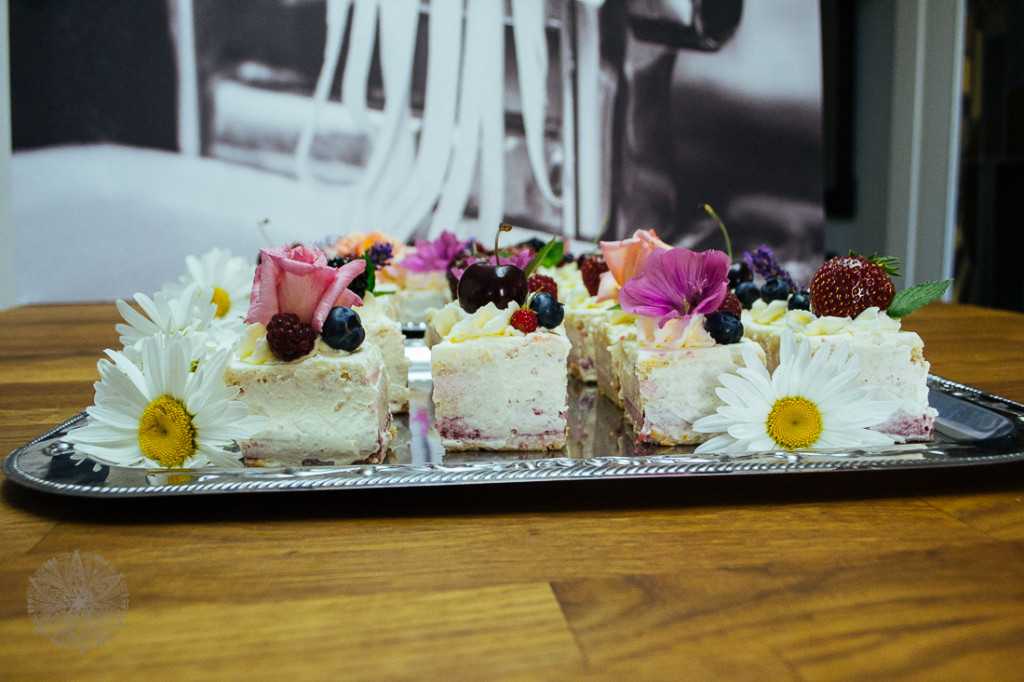 FrauBpunkt Petits Fours Törtchen Hochzeit Lavendel Rose-45