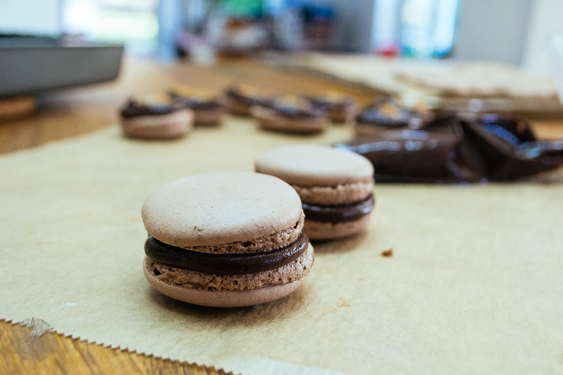 Schokoladen Macarons mit Meersalzkaramel und Schokoladenganache ...