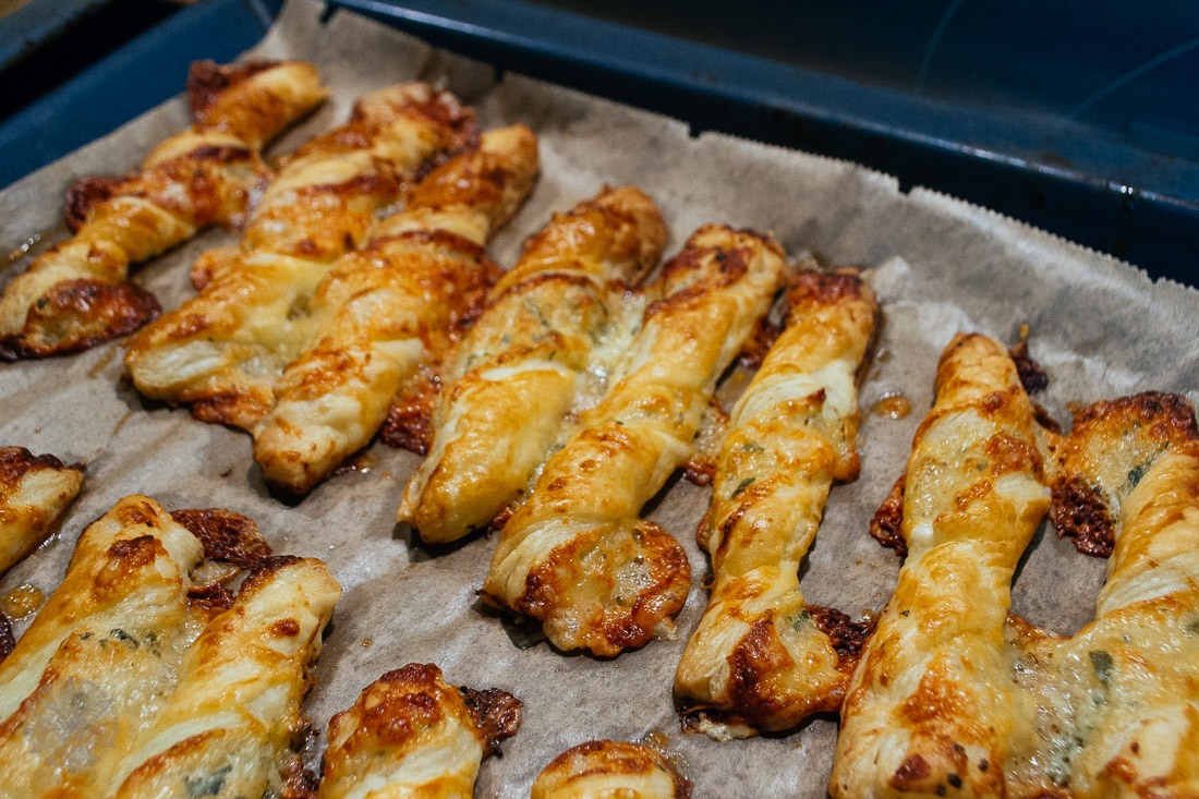 Käsestangen mit buntem Salat - FrauBpunkt Käsestangen mit buntem Salat - FrauBpunkt