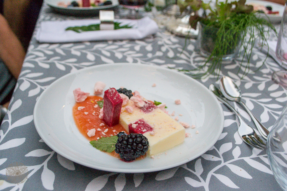 Joghurt Parfait mit Himbeerkern auf Pfirsichsoße mit Beeren und Rosen ...